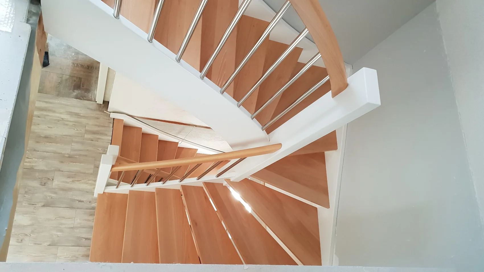 Individuell gefertigte Holztreppe in einem Innenraum