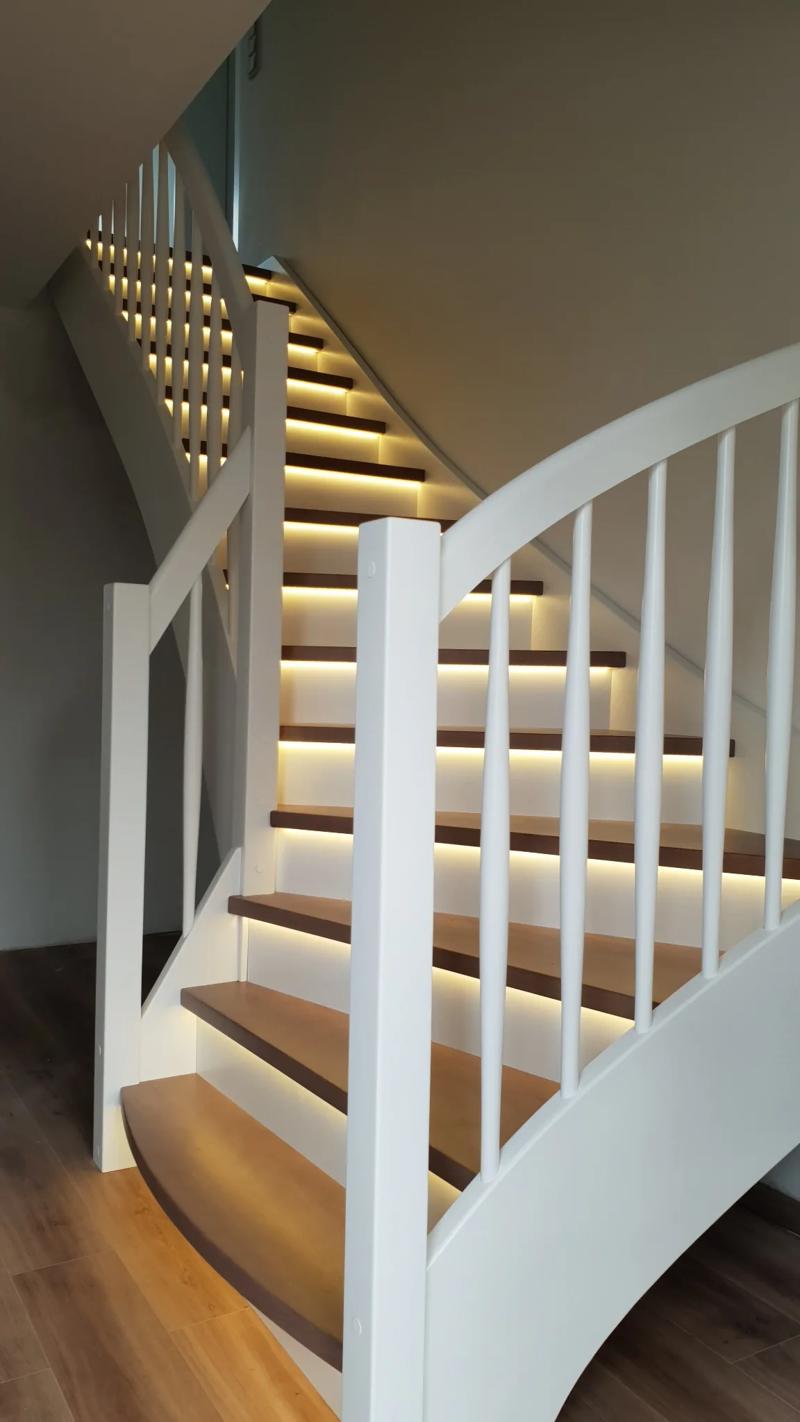 Holztreppe mit LED-Beleuchtung aus dem Projektbestand