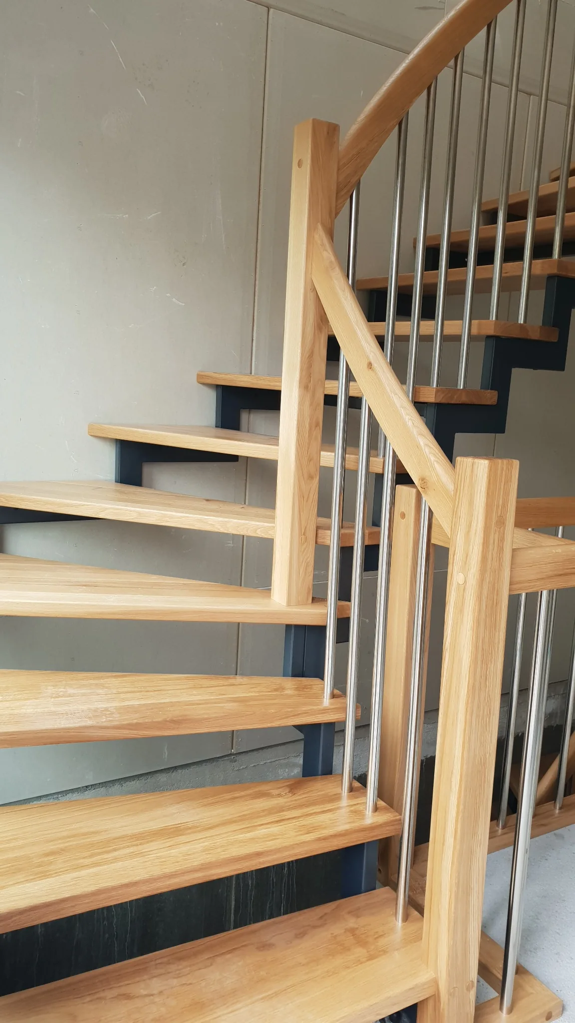 Detail einer realisierten Konstruktion aus Holz und Stahl